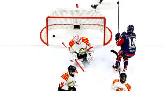 Mål av Linköpings Arvid Costmar förbi Brynäs målvakt