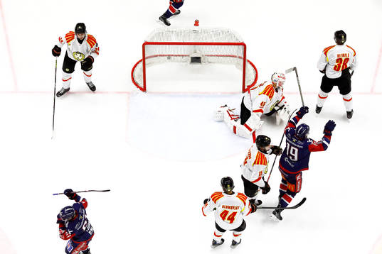 Mål av Linköping förbi Brynäs målvakt Jussi Olkinuora