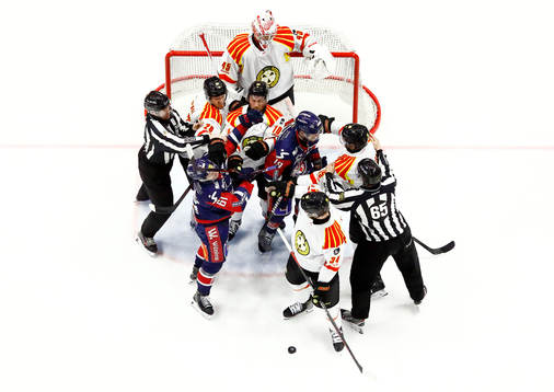Bråk framför Brynäs målvakt Jussi Olkinuora
