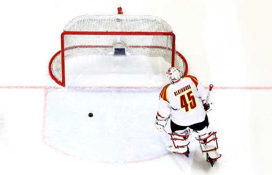 Brynäs målvakt Jussi Olkinuora deppar