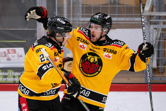 Luleås Erik Gustafsson och Brendan Shinnimin jublar