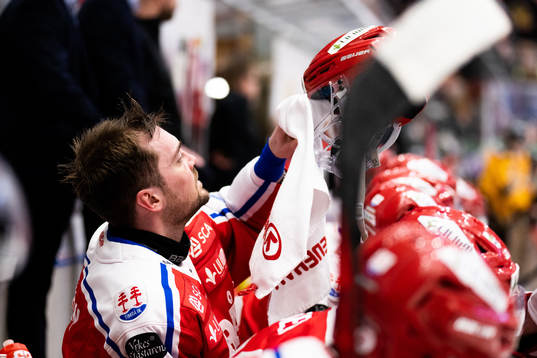 Timrås Tim Erixon putsar hjälmen