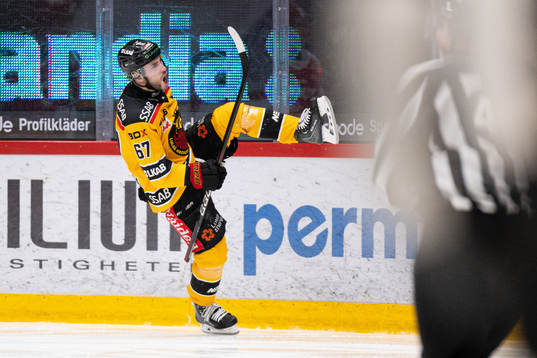 Luleås Konstantin Komarek jublar