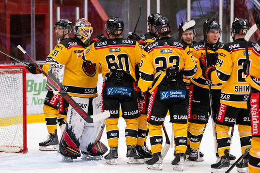 Luleås målvakt Matteus Ward jublar med lagkamrater