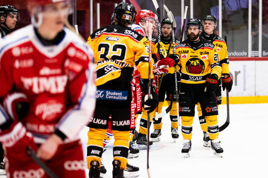 Luleås Tomi Sallinen jublar med sina kamrater