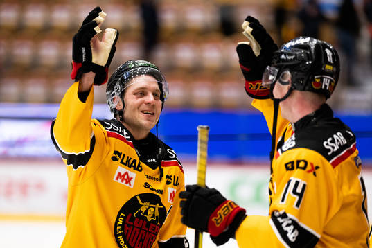 Luleås Juhani Tyrväinen och Jonas Berglund jublar