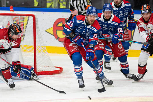 Örebros Rihards Marenis  i en kamp mot Oskarshamns Jiri