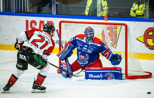 Örebros Linus Öberg och Oskarshamns målvakt Tim Juel
