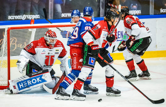 Örebros målvakt Jonas Arntzen och Marcus Hardegård mot