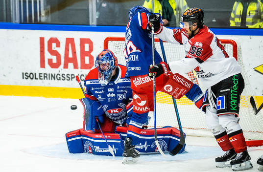 Oskarshamns målvakt Tim Juel och Niclas Burström mot