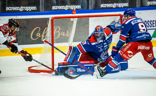 Örebros Jani Lajunen  mot Oskarshamns målvakt Tim Juel