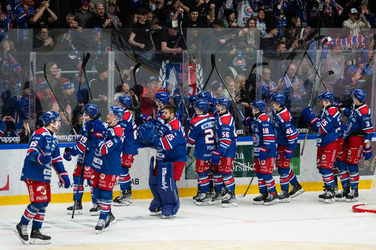 Oskarshamns spelare och supportrar jublar