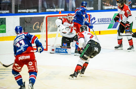 Här gör Oskarshamns Antti Suomela  4-3