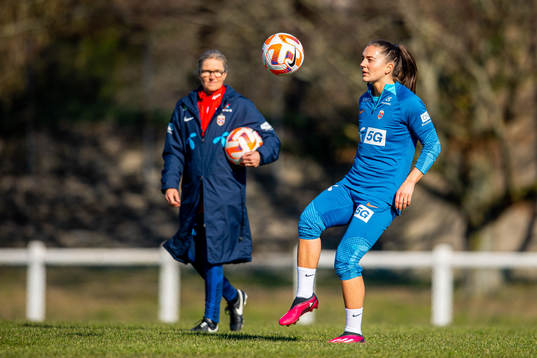 Hege Riise, head coach, and Vilde Bøe Risa of the