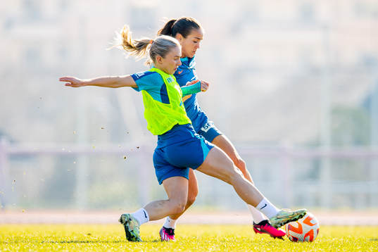 Thea Bjelde and Guro Reiten of the Norwegian women's