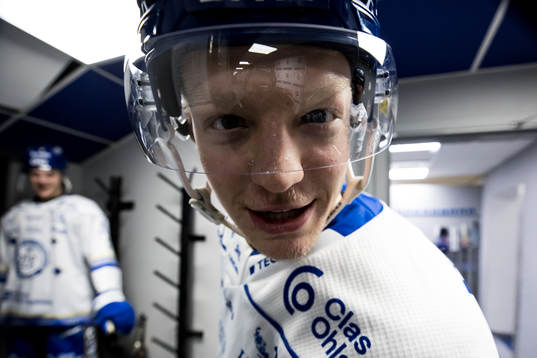 Leksands Emil Heineman innan ishockeymatchen i SHL mellan