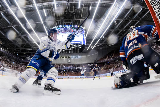 Leksands Kalle Östman och Växjös målvakt Adam Åhman