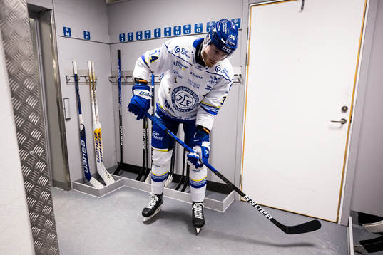 Leksands Peter Cehlarik  innan ishockeymatchen i SHL mellan