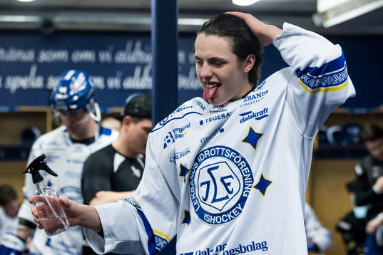 Leksands Anton Johansson  innan ishockeymatchen i SHL