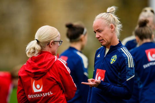 Assistant coach Victoria Sandell and Caroline Seger of the