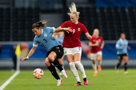 Daiana Farias of Uruguay and Karina Sævik of Norway