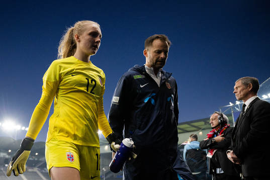 Goalkeeper Sunniva Skoglund and goalkeeper coach Jon