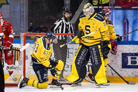 Södertäljes Julius Bergman och Södertäljes målvakt