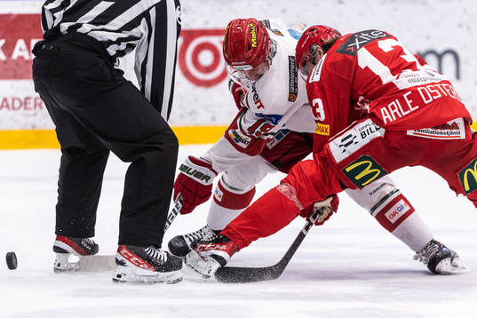 Modos Erik Karlsson och Almtunas Oliver Östergren
