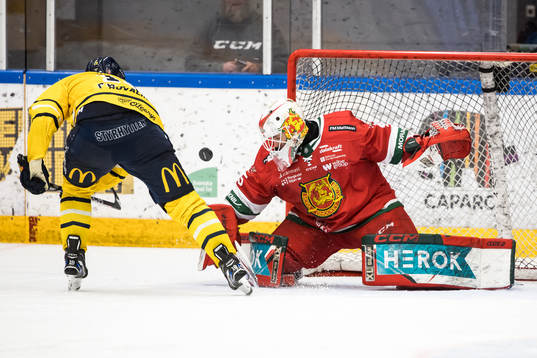 Moras målvakt Andreas Ljunggren räddar straff från