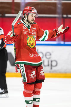 Moras Måns Carlsson jublar
