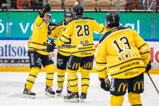 Södertäljes Emil Alba jublar med lagkamrater