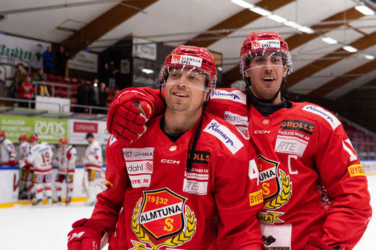 Almtunas Victor Aronsson och Marcus Karlström jublar
