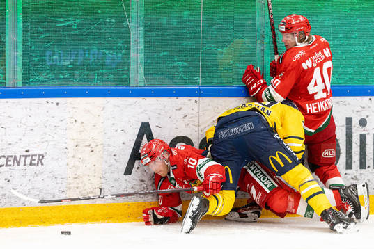 Moras Nicklas Heinerö och Anton Heikkinen i en kamp mot