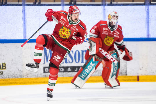 Moras Måns Carlsson jublar