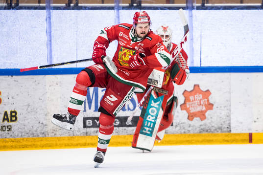 Moras Måns Carlsson jublar