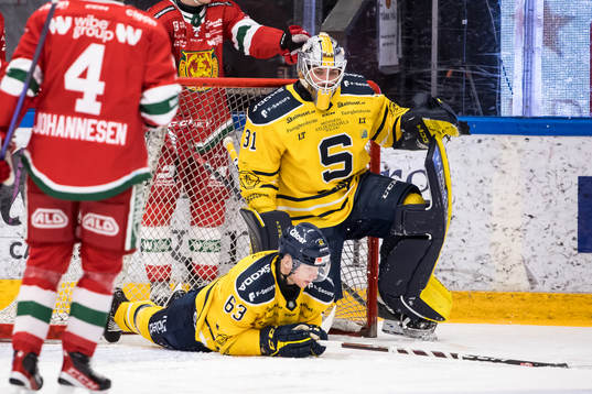 Södertäljes Julius Bergman och Södertäljes målvakt