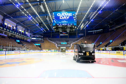 Isen spolas innan ishockeymatchen i SHL mellan HV71 och