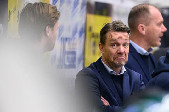 HV71s assisterande tränare Charles Berglund reagerar