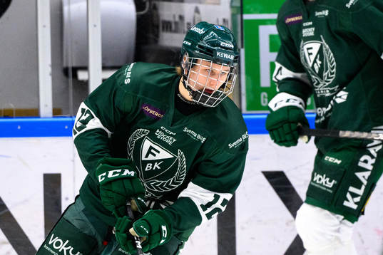Färjestads Albert Wikman värmer upp innan ishockeymatchen