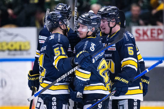 HV71s André Petersson jublar med lagkmater