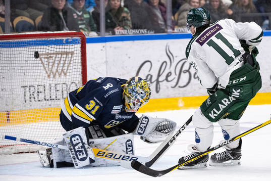 Färjestads Joakim Nygård gör 4-2 bakom HV71s målvakt