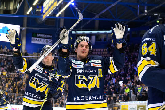 HV71s André Petersson jublar
