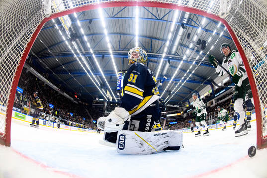 HV71s målvakt Joni Ortio ser pucken gå i mål