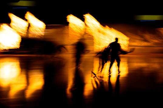Spelarna åker in på isen innan ishockeymatchen i SHL
