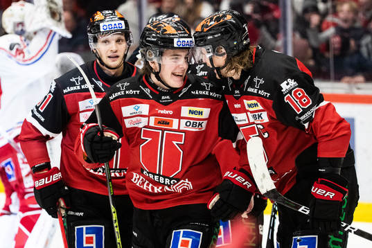 Örebros Leo Carlsson jublar med Rodrigo Abols