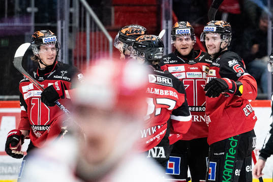 Örebros Marcus Hardegård jublar med lagkamrater
