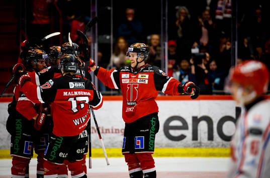 Örebros Filip Berglund jublar vid 3-0