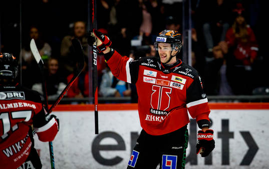 Örebros Filip Berglund jublar vid 3-0