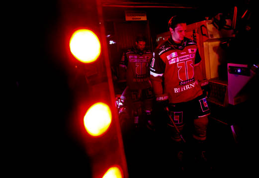 Örebros Kristian Näkyvä på väg ut till ishockeymatchen