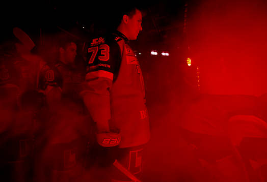 Örebros Oliver Eklind på väg ut till ishockeymatchen i